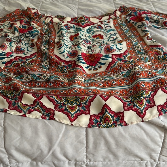 VERSE size Large flowered multi color top. - Picture 5 of 10